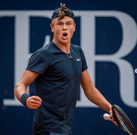 他继续在足 他继续在足